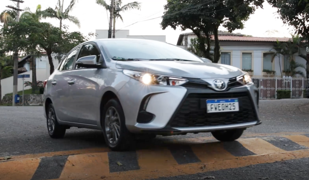 Avalição: Toyota Yaris Sedã XS 2023-Passando em lombada