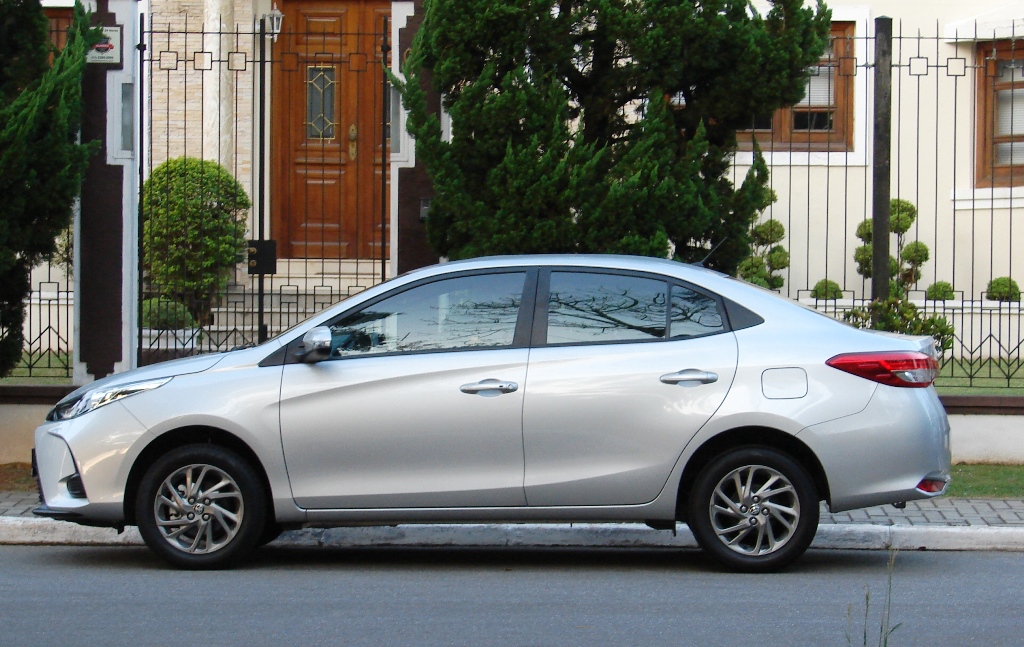 Avalição: Toyota Yaris Sedã XS 2023-Lateral