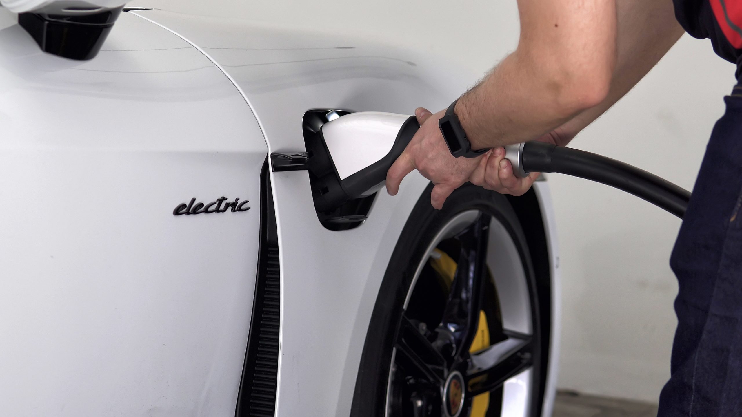 Stuttgart Porsche pronta para receber o esportivo elétrico Taycan 