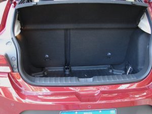 Avaliação: Chevrolet Onix Premier Hatch 2023-porta-malas sem rebater-Foto: AutoAgora.com.br