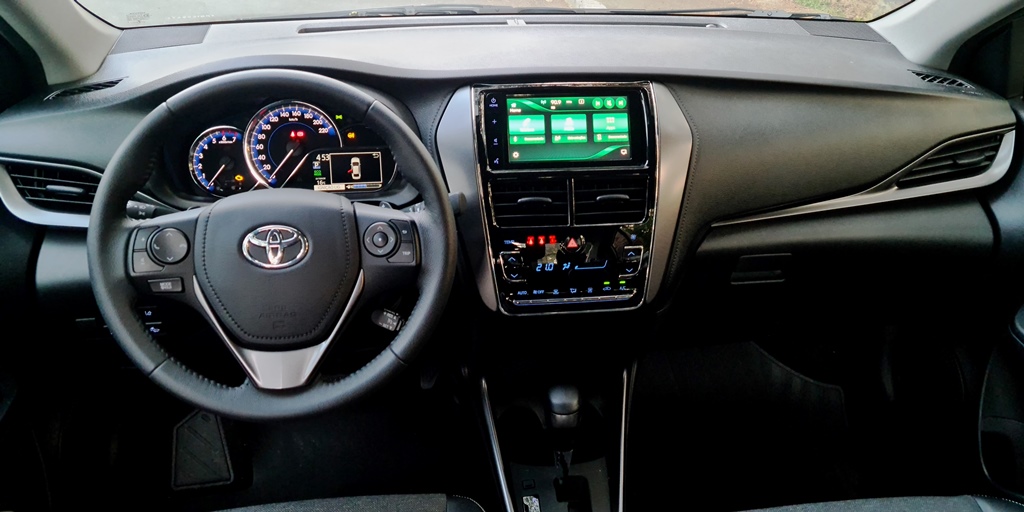 Avalição: Toyota Yaris Sedã XS 2023-Painel