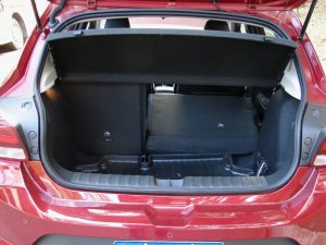 Avaliação: Chevrolet Onix Premier Hatch 2023-porta-malas rebatido 60/40-Foto: AutoAgora.com.br