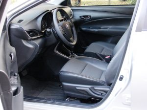 Avalição: Toyota Yaris Sedã XS 2023-Interior dianteiro