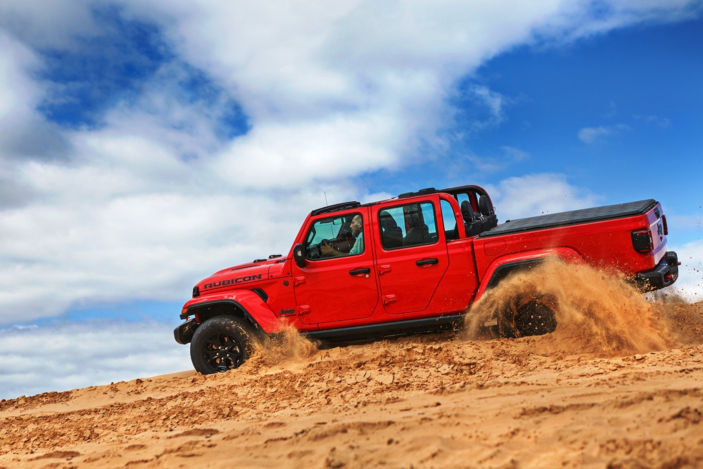 Lançamento: Picape Jeep Gladiator Rubicon 2022-jeep gladiator na areia