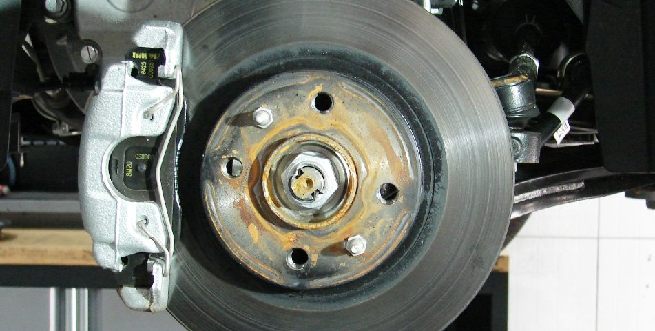 O que revisar no carro antes de viajar, discos e pastilhas